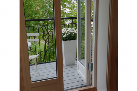 Leilighet i Oslo. E-200 med ramme nedfelt i dørterskel/parkett foran balkongdør. Farge eloksert aluminium (standard).