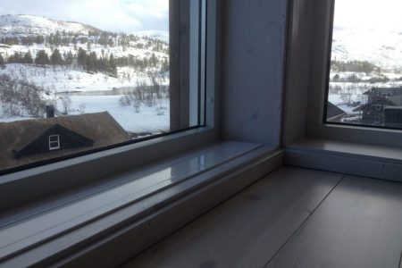 Funkis-hytte på Trysil. E-050 nedfelt med ramme. Farge RAL 9010 hvit.