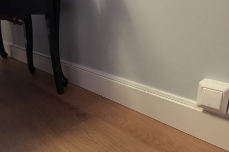 Privat leilighet i Oslo. E-100 uten ramme brukt som gulvlist. Farge hvit RAL 9010.