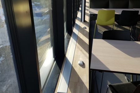 Polarsirkelen videregående skole i Mo i Rana. E-100 nedfelt med ramme. Farge eloksert aluminium (standard).