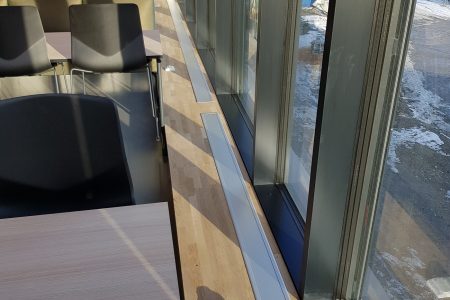 Polarsirkelen videregående skole i Mo i Rana. E-100 nedfelt med ramme. Farge eloksert aluminium (standard).