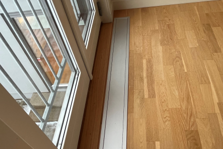 Villa i Holmestrand. E-100 med ramme nedfelt i parkett foran terrassedør. Farge eloksert aluminium (standard).