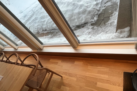 Villa i Holmestrand. E-100 uten ramme liggende i vinduskarm. Farge eloksert aluminium (standard).