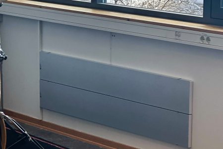 Høyenhall skole i Oslo. E-200 uten ramme. Montert 2 stk over hverandre. Farge eloksert aluminium (standard).