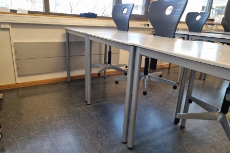 Høyenhall skole i Oslo. E-200 uten ramme. Montert 2 stk over hverandre. Farge eloksert aluminium (standard).