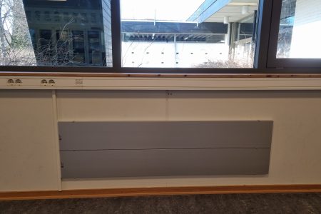Høyenhall skole i Oslo. E-200 uten ramme. Montert 2 stk over hverandre. Farge eloksert aluminium (standard).