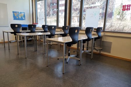 Høyenhall skole i Oslo. E-200 uten ramme. Montert 2 stk over hverandre. Farge eloksert aluminium (standard).