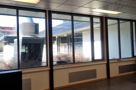Høyenhall skole i Oslo. E-200 uten ramme. Montert 2 stk over hverandre. Farge eloksert aluminium (standard).