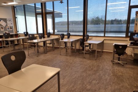 Høyenhall skole i Oslo. E-200 uten ramme. Montert 2 stk over hverandre. Farge eloksert aluminium (standard).