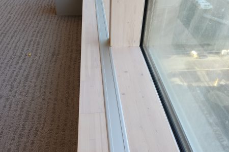 Aker Tech House på Fornebu. E-050 med ramme nedfelt i vinduskarm. Farge eloksert aluminium (standard).