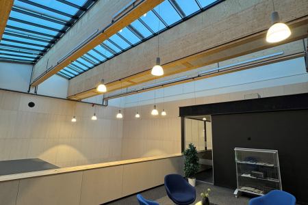Møller Bil. E-100 uten ramme med spesialfestebraketter for høydemontering. Farge eloksert aluminium (standard).