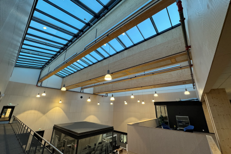 Møller Bil. E-100 uten ramme med spesialfestebraketter for høydemontering. Farge eloksert aluminium (standard).